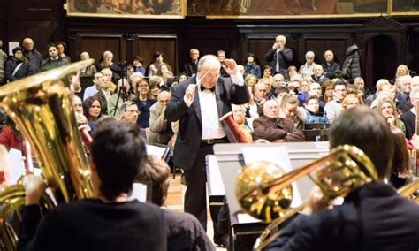 Il Grande Concerto di Ebi: Un'Esplosione di Emozioni e Tradizioni Persiane!