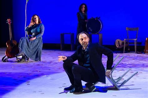 Neri Marcorè Spettacolo al Teatro Greco: Un Viaggio Attraverso la Commedia Italiana con un Tocco di Surrealismo!